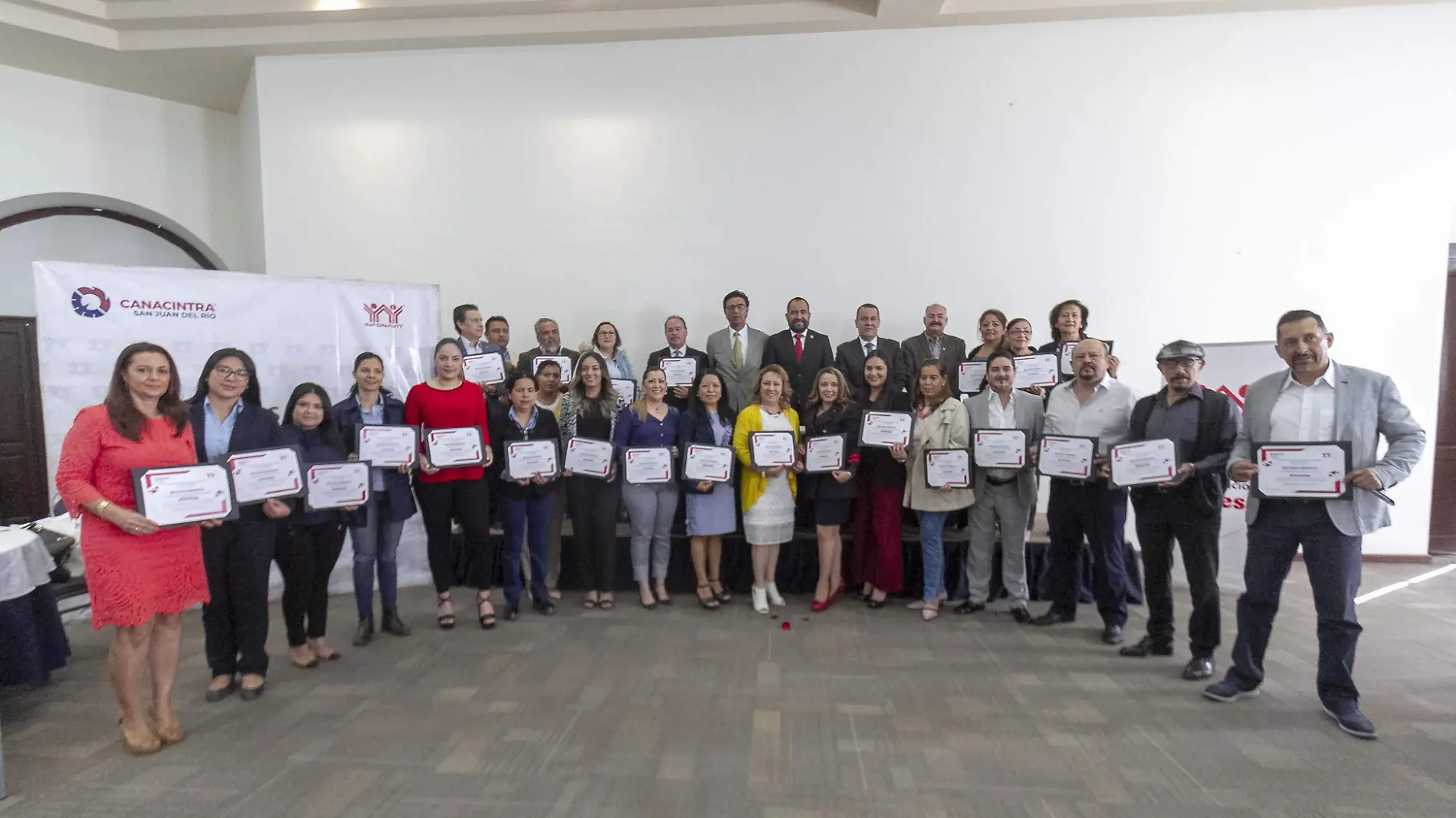 La Canacintra, delegación San Juan del Río, reconoció a 39 socios que cumplieron debidamente con las aportaciones patronales con el Infonavit. Foto César Ortiz.